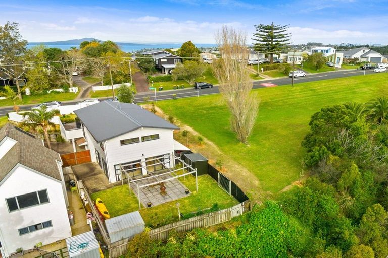 Photo of property in 1/89 Knights Road, Rothesay Bay, Auckland, 0630