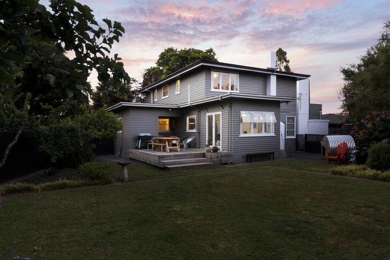 Photo of property in 546 Featherston Street, Roslyn, Palmerston North, 4414