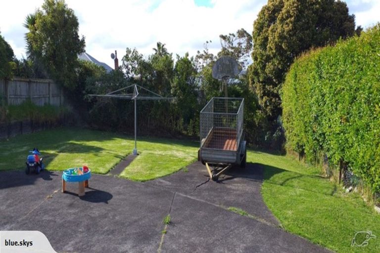 Photo of property in 53 Cliff View Drive, Green Bay, Auckland, 0604