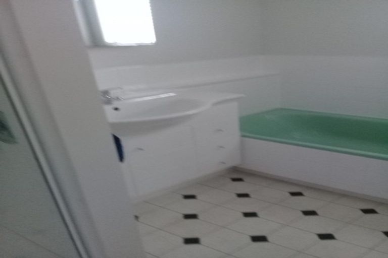 Photo of property in 3/4 Coronation Road, Glenfield, Auckland, 0627