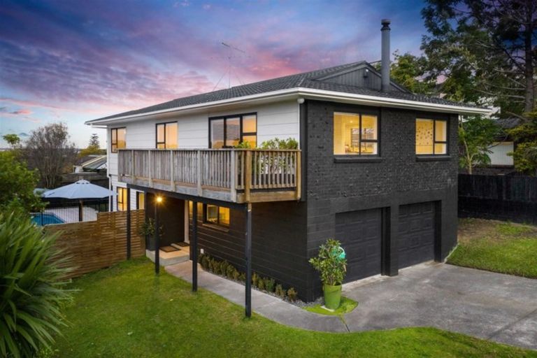 Photo of property in 5 Paruru Avenue, Northcote, Auckland, 0627