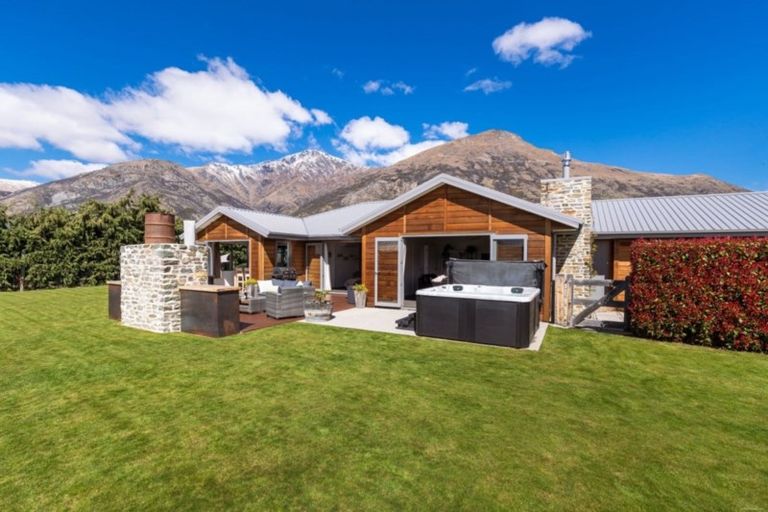 Photo of property in 14 Cone Peak Close, Lake Hayes, Queenstown, 9304