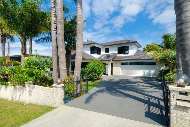 Photo of property in 7 Oakpark Place, West Harbour, Auckland, 0618