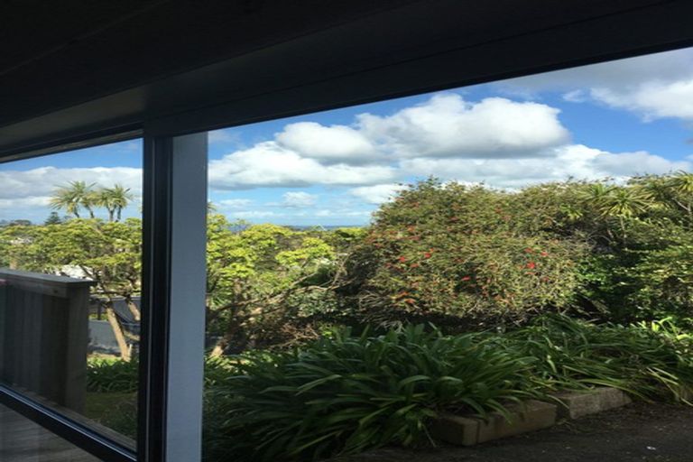 Photo of property in 12 Barker Rise, Northcross, Auckland, 0632