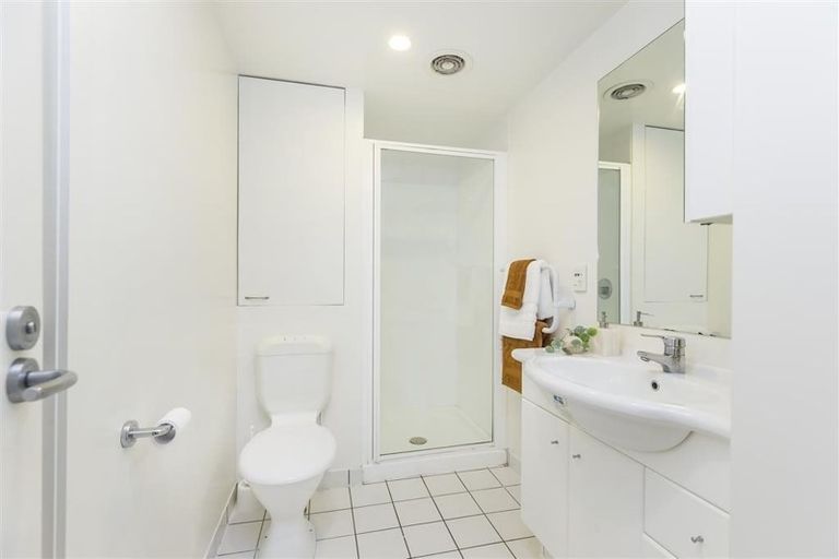 Photo of property in Terrace Heights Apartments, 2a/163 The Terrace, Wellington Central, Wellington, 6011