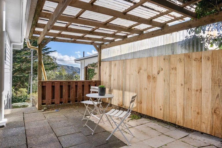 Photo of property in 11 Lomond Street, Newlands, Wellington, 6037