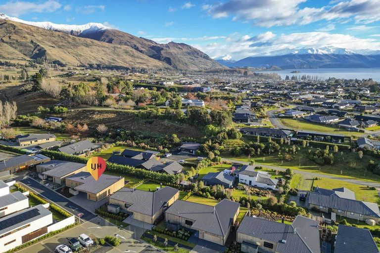 Photo of property in 13 Fern Burn Close, Wanaka, 9305