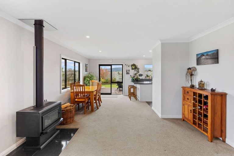 Photo of property in 28 Abby Road, Fitzherbert, Palmerston North, 4410