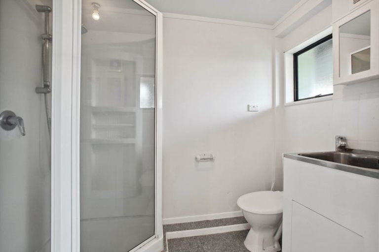 Photo of property in 16 Leaming Place, Clarks Beach, 2122