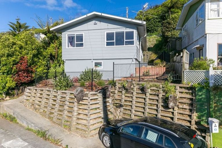 Photo of property in 8 Innes Way, Newlands, Wellington, 6037