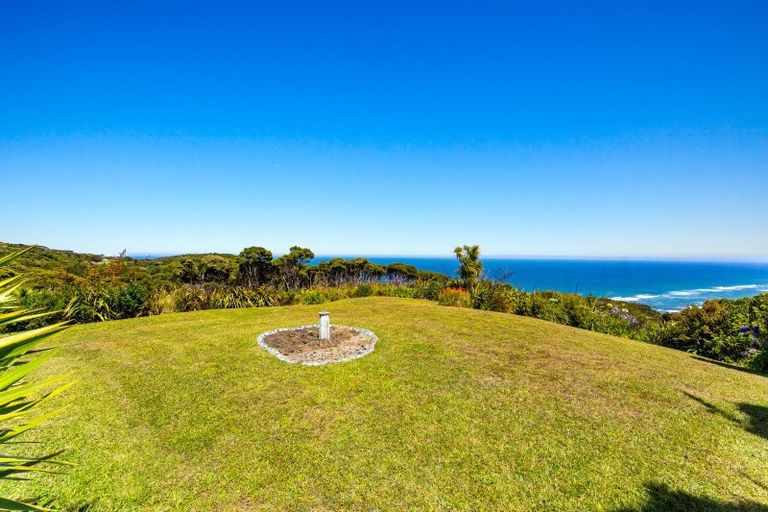 Photo of property in 11 Te Ahuahu Road, Piha, New Lynn, 0772