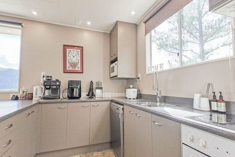 Photo of property in 22b Hillside Drive, Maoribank, Upper Hutt, 5018