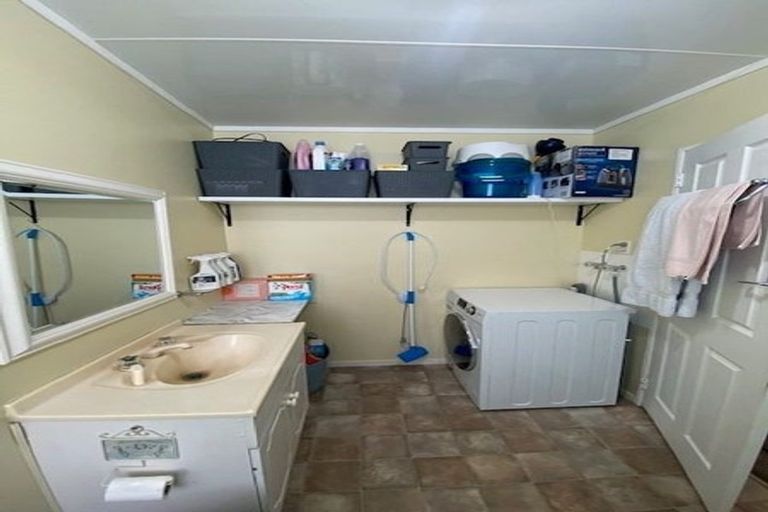 Photo of property in 2/24 Bell Street, Tawa, Wellington, 5028