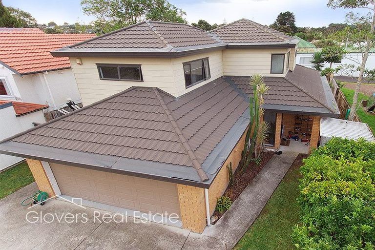 Photo of property in 18b Vardon Road, Green Bay, Auckland, 0604