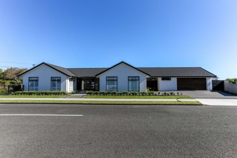 Photo of property in 1 Tupare Place, Highlands Park, New Plymouth, 4312