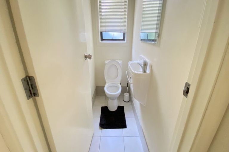 Photo of property in 8b Schnapper Rock Road, Schnapper Rock, Auckland, 0632