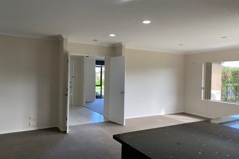 Photo of property in 2 Lissleton Drive, East Tamaki, Auckland, 2013