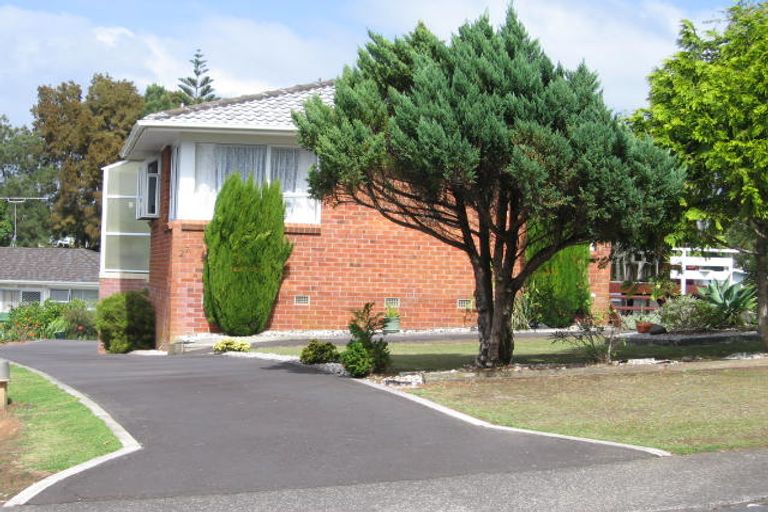 Photo of property in 27 Felgrove Street, Glendene, Auckland, 0602