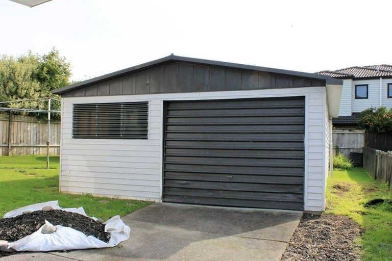 Photo of property in 4 Pipitea Place, Massey, Auckland, 0614