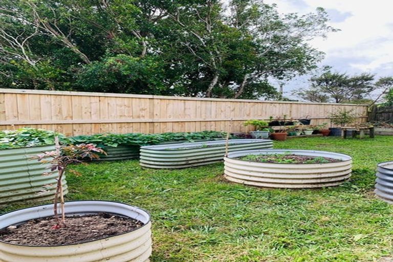 Photo of property in 2/72 Aeroview Drive, Beach Haven, Auckland, 0626