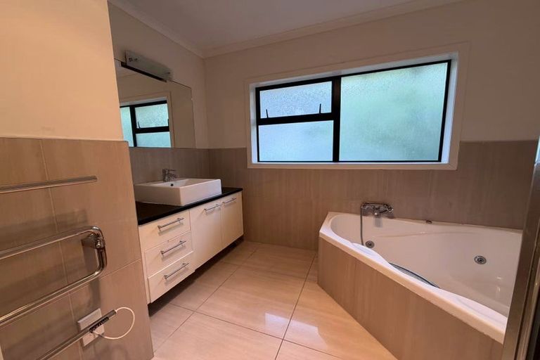 Photo of property in 121 Redoubt Road, Goodwood Heights, Auckland, 2105