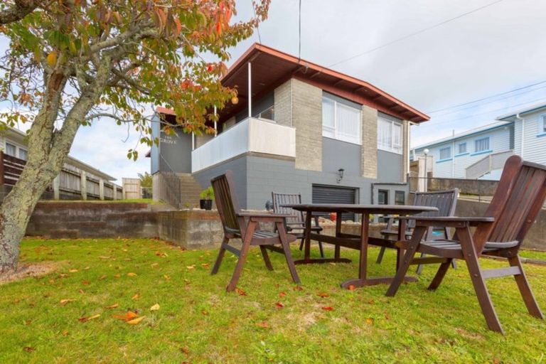 Photo of property in 10 Elm Grove, Westown, New Plymouth, 4310