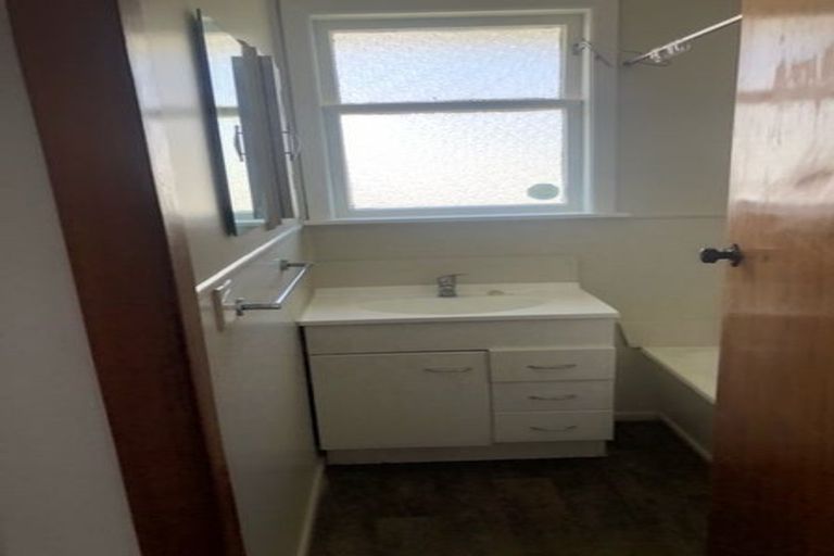 Photo of property in 3164 Great North Road, New Lynn, Auckland, 0600