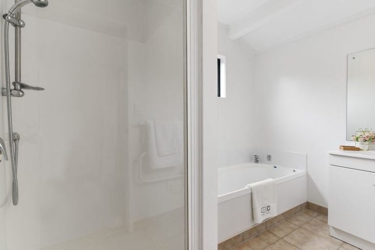 Photo of property in 43 Heathglen Place, Bayview, Auckland, 0629