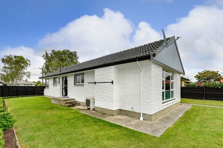 Photo of property in 1 Brookby Crescent, Avonhead, Christchurch, 8042