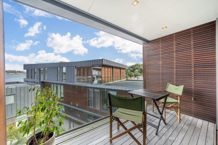 Photo of property in Patent 326 Apartments, 205s/326 Evans Bay Parade, Hataitai, Wellington, 6021