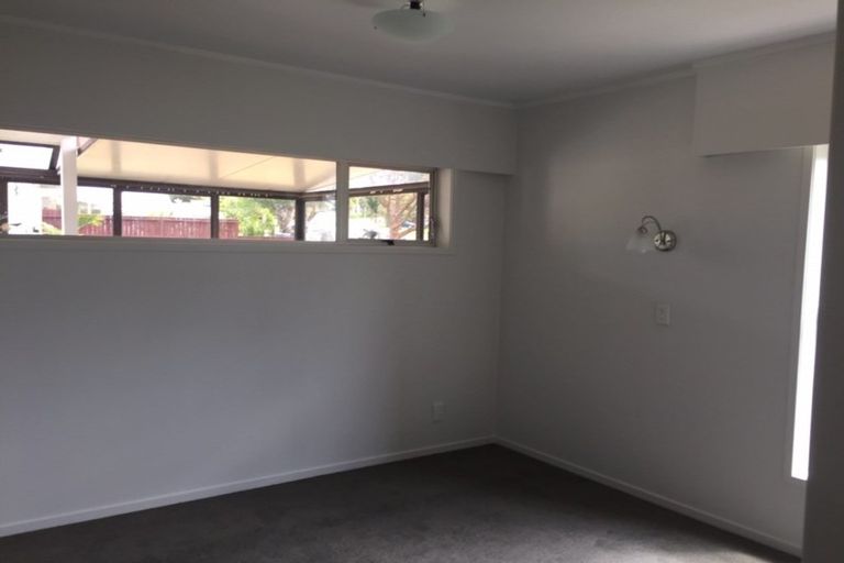 Photo of property in 17a Thorburn Avenue, Red Beach, 0932