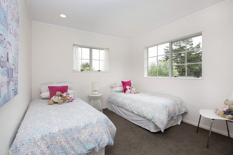 Photo of property in 22 Lochend Place, Highland Park, Auckland, 2010