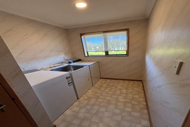 Photo of property in 2/2a Thorrington Road, Cashmere, Christchurch, 8022