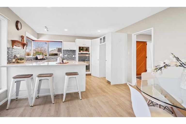 Photo of property in 2 Hatfield Place, Avonhead, Christchurch, 8042