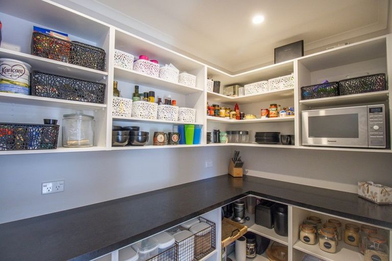 Photo of property in 4 Mediterranean Grove, Fitzherbert, Palmerston North, 4410