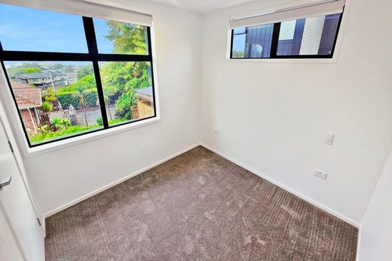 Photo of property in 1/23 Awaroa Road, Sunnyvale, Auckland, 0612