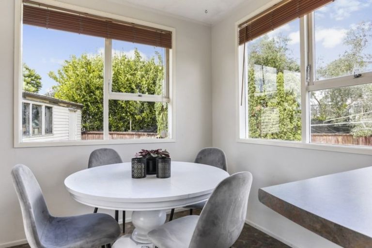 Photo of property in 18 Dalry Place, Mangere Bridge, Auckland, 2022