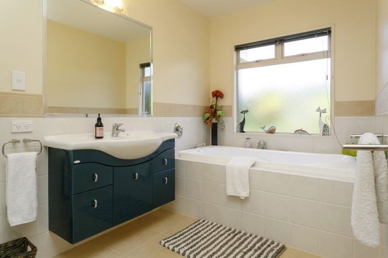 Photo of property in 27 Te Urunga Place, Acacia Bay, Taupo, 3330
