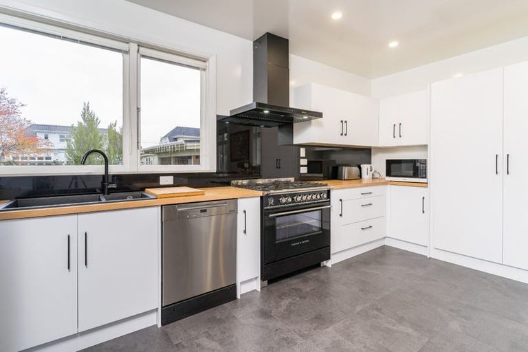 Photo of property in 16 Wycolla Avenue, Saint Clair, Dunedin, 9012