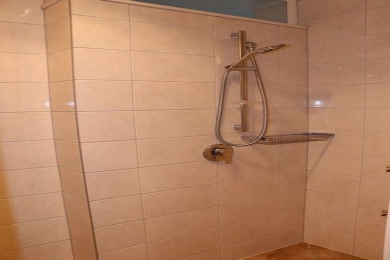 Photo of property in 547 Glenfield Road, Glenfield, Auckland, 0629