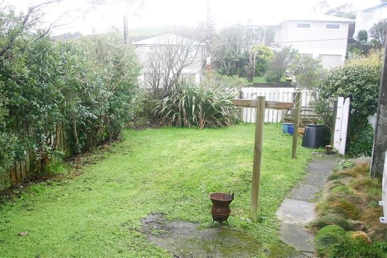 Photo of property in 2 Alder Place, Newlands, Wellington, 6037