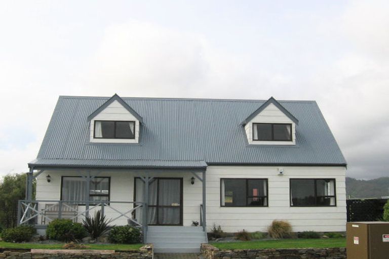 Photo of property in 10 Shaftesbury Grove, Stokes Valley, Lower Hutt, 5019