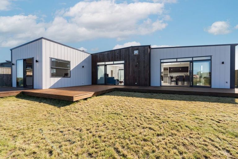 Photo of property in 67 Vaucluse Heights, Fitzherbert, Palmerston North, 4410