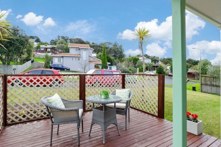 Photo of property in 1/4 Fernlea Rise, Bayview, Auckland, 0629