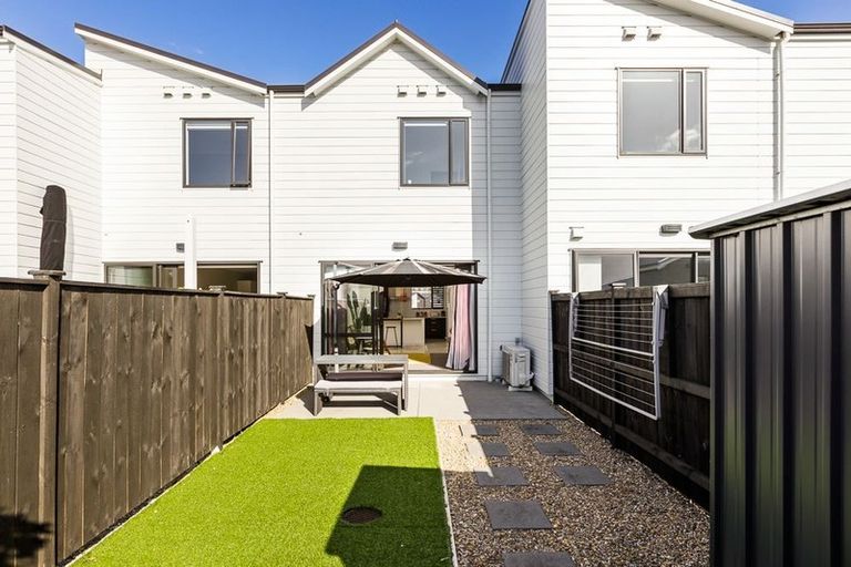 Photo of property in 18 Owen Chapman Drive, Red Beach, 0932