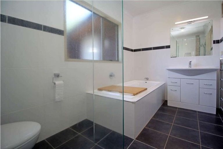 Photo of property in 75a Bradbury Road, Botany Downs, Auckland, 2010