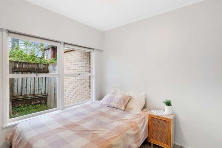 Photo of property in 2/8 Wykeham Place, Glenfield, Auckland, 0629