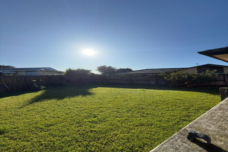Photo of property in 24 Newbegin Place, Weymouth, Auckland, 2103