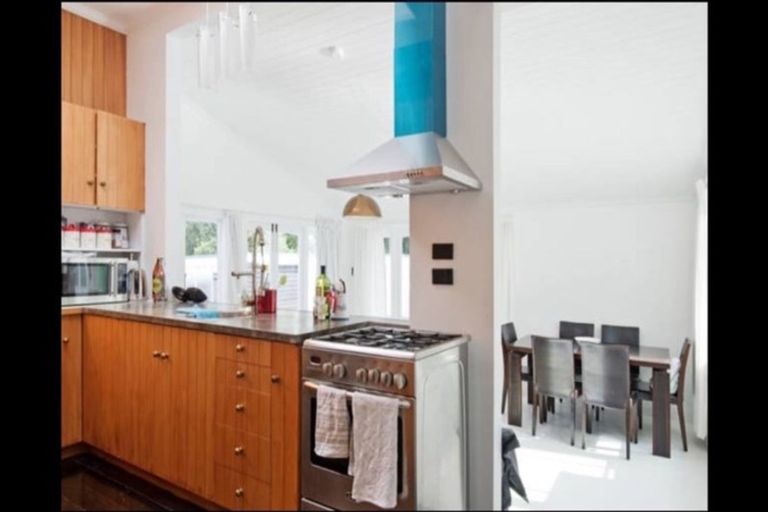 Photo of property in 34 Onewa Road, Northcote Point, Auckland, 0627