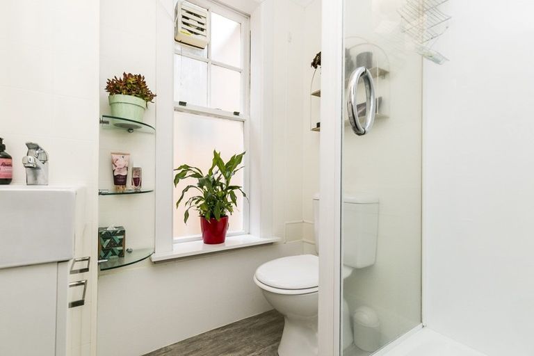 Photo of property in Inverleith Apartments, 1/306 Oriental Parade, Oriental Bay, Wellington, 6011